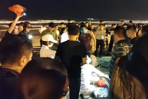 Lực ượng cứu hộ đang sơ cứu các nạn nhân 