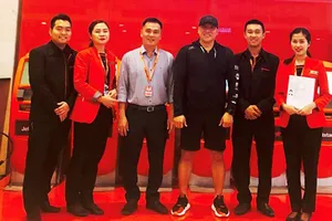 Bộ trưởng gửi thư khen tiếp viên trả hơn 230 triệu đồng khách bỏ quên trên máy bay