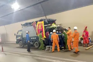 Lực lượng cứu nạn hỗ trợ di chuyển quan tài sang xe khác để đưa về quê