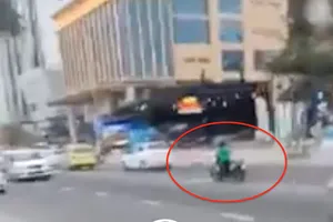 Người phụ nữ tự ý dắt xe du khách đưa ra để giữa đường (trong vòng tròn đỏ) gây phản cảm 