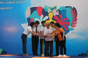 Ban tổ chức đốt đèn khai mạc chương trình