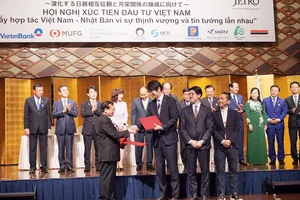 Ông Lương Minh Sâm, Phó Hiệu trưởng ĐH Đông Á, ông Kenji Yabuno, Chủ tịch tập đoàn Cookbiz cùng các công ty dịch vụ thực phẩm địa phương Nhật ký kết hợp tác