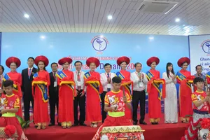 Cắt băng khai mạc triển lãm