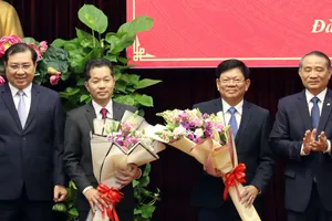 Ông Trương Quang Nghĩa, Bí thư Thành ủy Đà Nẵng và ông Huỳnh Đức Thơ, Chủ tịch UBND TP Đà Nẵng tặng hoa chúc mừng ông Nguyễn Văn Quảng và ông Võ Công Trí