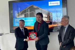 Chủ tịch HĐND TP Đà Nẵng Nguyễn Đức Dũng tặng quà lưu niệm cho ông Benjamin Schreiber, Quản lý dự án kinh doanh quốc tế của Viện Fraunhofer Enas