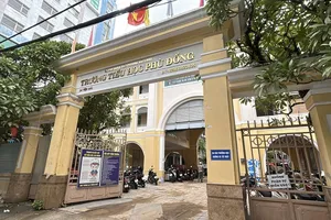 Trường Phù Đổng chưa hoàn thành nên học sinh phải đi học tạm nơi khác. Ảnh: THANH ÁI
