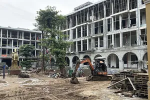 Trường tiểu học Phù Động chậm tiến độ, học sinh phải chuyển nơi khác học tạm. Ảnh: THANH ÁI 