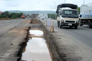 Những rãnh sâu trên quốc lộ 14B được che chắn sơ sài