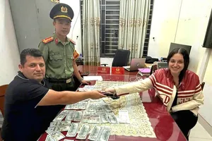 Đà Nẵng: Hai người nhặt được số tiền lớn, chủ động trả cho người mất