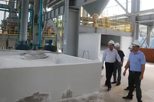 Đoàn công tác Bộ Công thương kiểm tra nơi phát tán bột alumin ra môi trường. Ảnh CÔNG HOAN