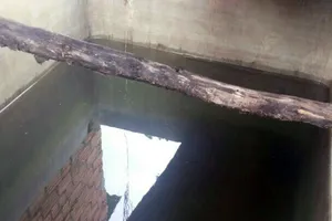 Bể chứa nước nghi bị bỏ thuốc độc