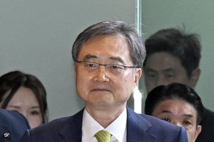7月30日上午，韩国外交部长官赵显进入日本首相官邸。（共同社）