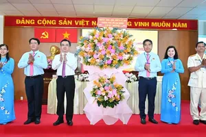 市委常务副书记阮青毅赠送由市委、人民议会、人委会、市越南祖国阵线委员会祝贺大会的花篮。