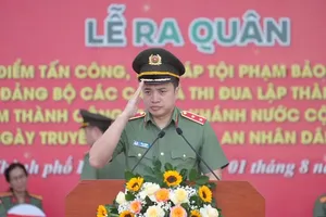 市公安厅长梅煌中将在仪式上发表讲话。