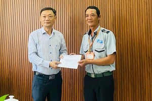 山茶半岛和岘港旅游海滩管委会表彰潘青桢并颁授临时奖励。