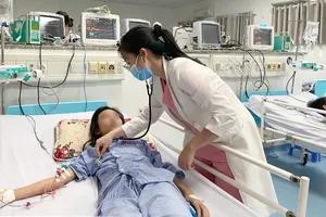 胡志明市头顿医院医生正为登革热患者检查。