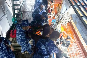 将伤者转移到海警船上进行初步急救。