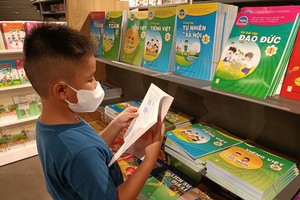 学生购买教科书为新学年做准备。