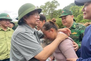 8月3日下午，范明政总理在奠边省车容乡慰问因洪涝灾害失去亲人的家庭。