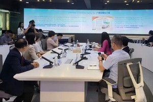 越南主要新闻机关代表团与中国《广西日报》举行关于人工智能在新闻报导活动的工作会议。