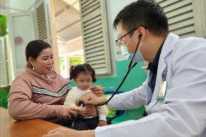 一名患肺炎女童在胡志明市第二儿童医院接受检查。