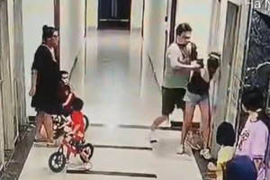 Đ.C.T.殴打N.T.的画面 - 截自视频。