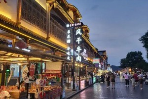 苏稽古镇的美食街一角。