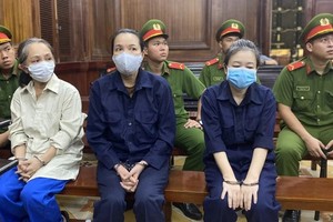 被告甲氏江香（中）和同犯。