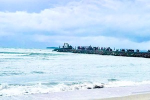 两名女游客划桨板遭遇大浪，被掀翻落水身亡海滩。