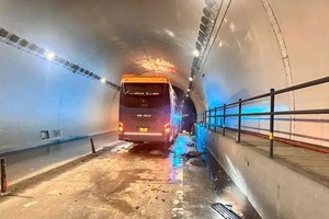 在横岭隧道的交通事故现场。