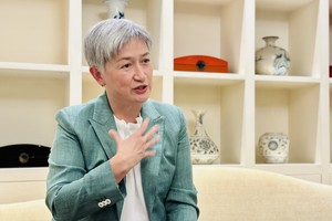 澳大利亚外交部长黄英贤接受记者的采访。