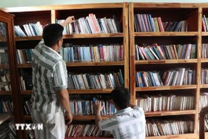 服刑囚犯努力学习、锻炼和改造，争取早日回归家庭，重新开始新生活。