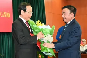 党中央政治局委员、中央书记处常务书记陈锦秀向阮文年同志颁授《决定》。