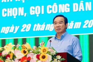 胡志明市市委副书记、市人委会主席、市军事义务委员会主席阮文得指导会议。