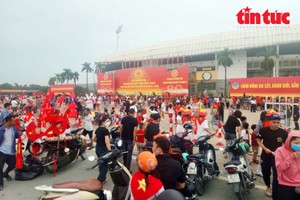 从9月1日一大早大量民众已涌向河内美亭国家体育场。
