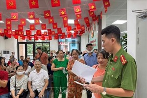 河内市栋多坊公安力量引导并解答市民疑问，确保礼金发放工作快速、高效地进行。