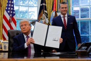 美国总统特朗普将国防部更名为战争部，旁边是国防部长皮特·赫格斯特（图：路透社）