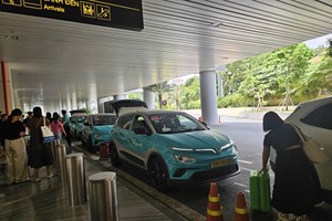 T3航站楼一层是网约车接送乘客地点一直人潮涌动。