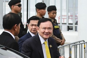 9月9日，泰国前总理他信（前）抵达位于曼谷的最高法院。