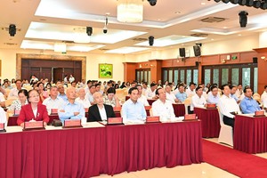 在胡志明市直播点的与会代表。