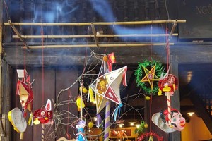 儿童门很喜欢中秋节的玩具。