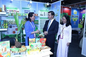 越南驻印度大使阮清海参观各展位。