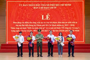 梅煌中将向巴地、隆香、三隆坊及隆田乡“三合一”工作组赠送鲜花祝贺。