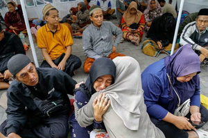 在现场，数百名学生的亲属仍然希望他们的孩子还活着。