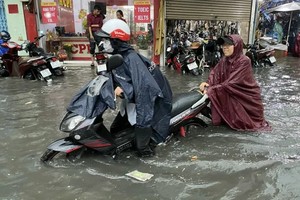 暴雨导致守德市场区域严重受淹。