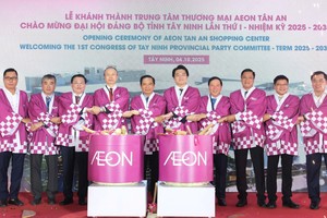 胡志明市人委会主席、日本驻胡志明市总领事出席西宁新安AEON购物中心开业典礼。