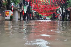 9月30日的大雨导致河内多条街道严重受淹。