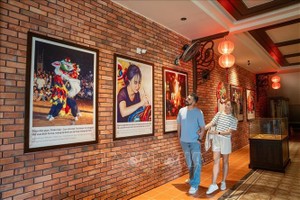 国际游客观览位于太阳世界巴拿山旅游区的龙狮艺术博物馆。