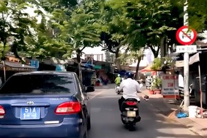 蓝牌车驶入胡志明市禁行路段。