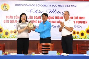 值越南企业家日之际，胡志明市劳动联团主席裴青仁向越南宝元公司管理层和工会赠送礼物。